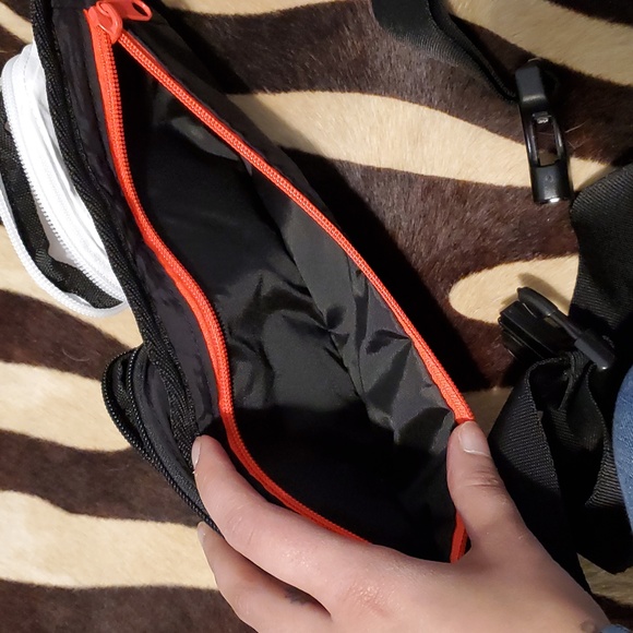 Reebok Classic 3 Pocket Fanny Pack NWOT - Picture 5 of 6